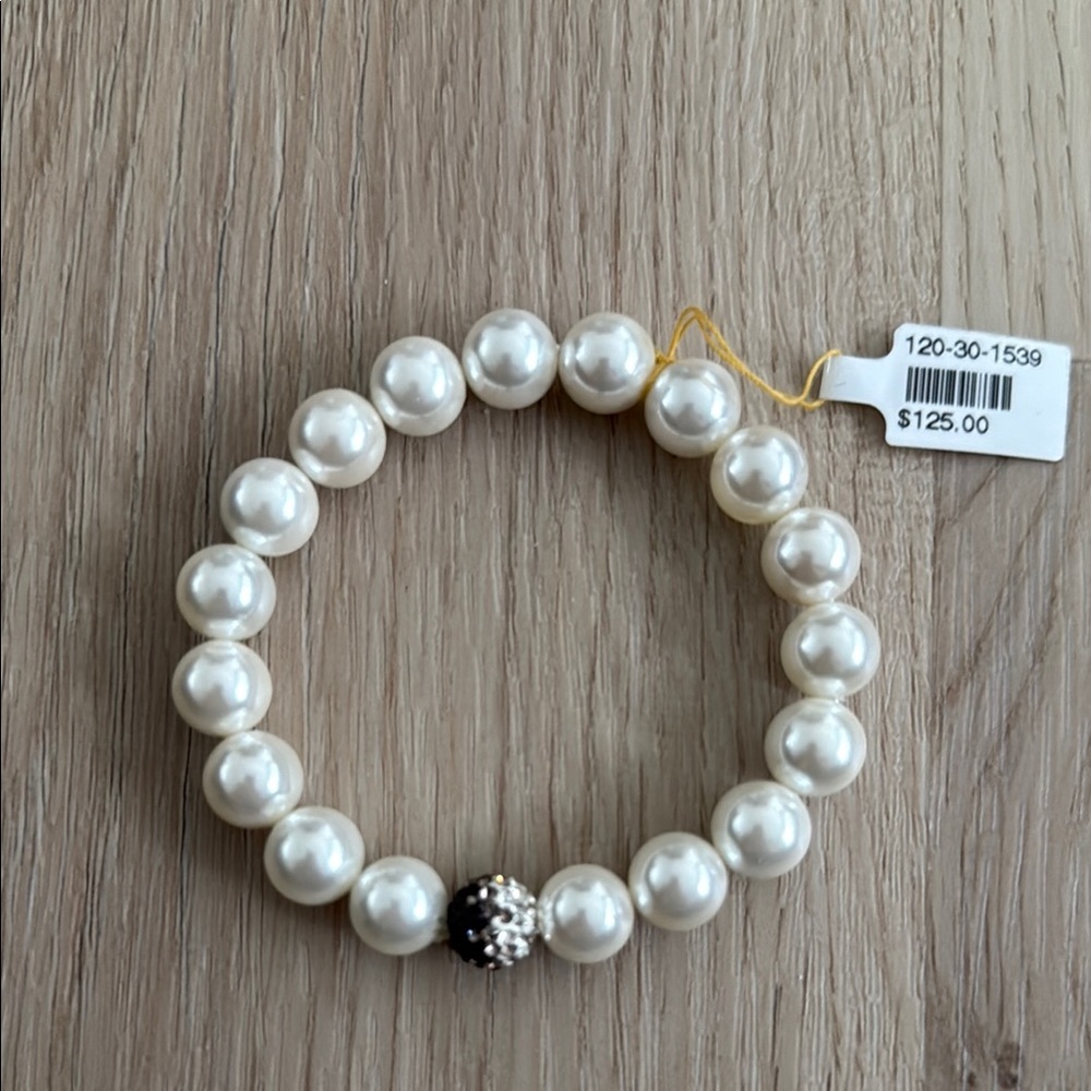 Elegant Pearl Bracelet with Silver Accent